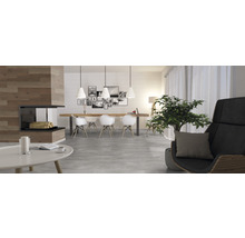 Wohnzimmer mit Kamin, Esstisch und Stühlen in einem hellen und modernen Design.