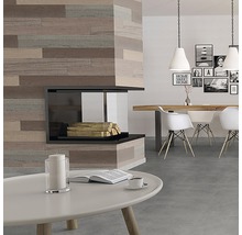 Wohnzimmer mit Kamin, Esstisch und Dekoration