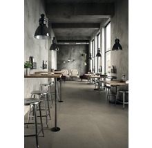 Innenraum mit Tischen, Stühlen und Pendelleuchten im Industriedesign