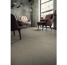 Innenraum mit Bodenfliesen und Sesseln