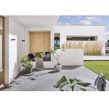 Helle Terrasse mit Sitzbereich, Holzwand, Pflanzen und Gartenblick