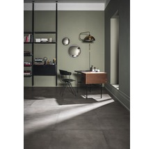 Helles Arbeitszimmer mit Schreibtisch, Stuhl, Regal und Fliesenboden