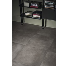 Verlegte Bodenfliesen im Wohnraum mit Regal