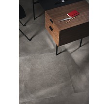 Modernes Zimmer mit Designboden in Steinoptik, Schreibtisch und Nachttisch