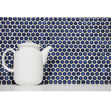 Mosaikfliesen mit runden, blauen Steinen und eine weiße Teekanne