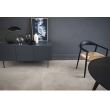 Wohnzimmer mit Kommode, Lampe, Dekoartikeln, Stuhl und Tisch