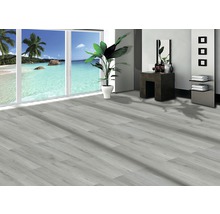 Heller Raum mit Laminatboden in Holzoptik, Fenster mit Meerblick und Dekoration