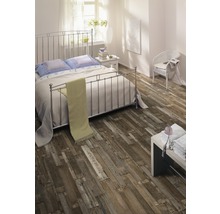 Schlafzimmer mit Bett, Nachttisch und Bodenbelag in Holzoptik