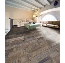 Wohnzimmer mit Holzboden in Dielenoptik mit Schriftzügen, Sofa und Tisch.