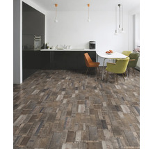 Helle Küche mit dunklen Schränken, Esstisch und Bodenbelag in Holzoptik