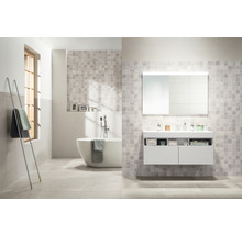 Helles Badezimmer mit Badewanne, Waschbeckenunterschrank, Spiegel und Handtuchhalter