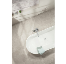 Badezimmeransicht von oben mit freistehender Badewanne, Armatur, Handtüchern und Fliesen