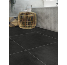 Badezimmer mit dunklen Bodenfliesen und Mosaikwandfliesen