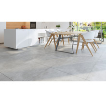 Heller Küchenbereich mit Fliesenboden, Esstisch und Stühlen