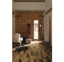 Innenraum mit Holzboden, Holztüren und Reisegepäck