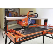 Fliesenschneidmaschine zur Bearbeitung von Fliesenmaterialien