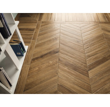 Verlegung von Bodenfliesen im Fischgrätmuster