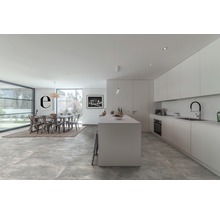 Heller Wohnraum mit Küche, Esstisch und Bodenfliesen