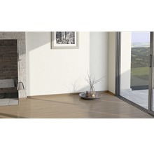 Heller Raum mit Kamin, Dekoration und Schiebetür