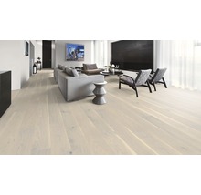 Heller Holzboden in einem Wohnzimmer mit Möbeln