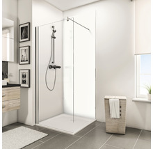 Badezimmer mit Duschkabine, Waschbeckenunterschrank und Wäschekorb