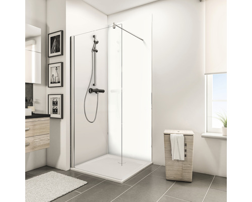 Badezimmer mit Duschkabine, Waschbeckenunterschrank und Wäschekorb