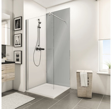 Badezimmer mit Duschkabine, Duschwanne und Waschbecken