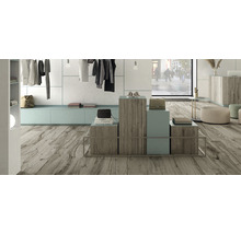 Innenraum mit Holzboden, Kleidung und Accessoires auf Podesten und einer Kleiderstange