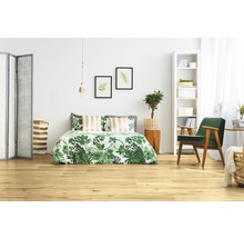 Heller Schlafraum mit Holzboden, Bett, Sessel und Dekoration