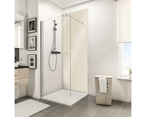 Badezimmer mit Duschkabine, Duschkopf, Waschbeckenunterschrank und Wäschekorb