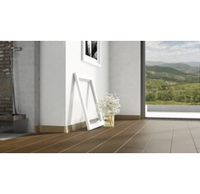 Raumansicht mit braunem Laminatboden, weißen Bilderrahmen und Blumen in einer Vase