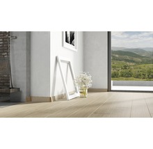 Heller Raum mit Holzfußboden, Zierleisten, Bilderrahmen und Blumen