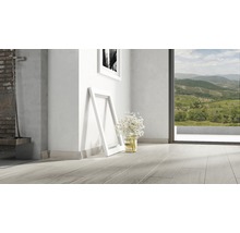 Heller Raum mit hellem Holzfußboden, Dekoration und Ausblick auf die Landschaft