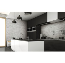 Moderne Küche mit Kochinsel, Hängelampen und Küchenutensilien.