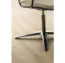 Detailansicht eines Bürostuhls mit Chromfuß auf einem Holzboden