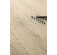 Heller Laminatboden mit Gliedermaßstab