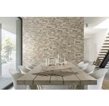 Modernes Esszimmer mit Natursteinwand, Holztisch und weißen Stühlen