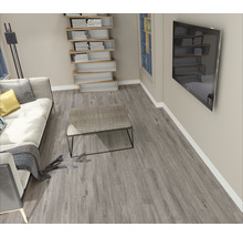 Wohnzimmer mit Sofa, Tisch, Bücherregal und Fernseher an der Wand, ausgestattet mit grauem Laminatboden.