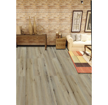 Wohnzimmer mit Holzboden, Sofa und Dekorationen auf dem Tisch.