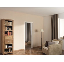 Wohnzimmer mit Bücherregal, Sessel, Stehlampe und Türrahmen