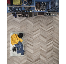 Begehbarer Kleiderschrank mit Kleidung und Accessoires in einem ordentlichen Ankleidezimmer