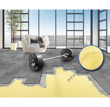 Bodenbelag mit Fliesen in einem hellen Raum mit großem Fenster und Sportgeräten