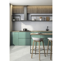 Moderne Küche mit Kochinsel und Barhockern