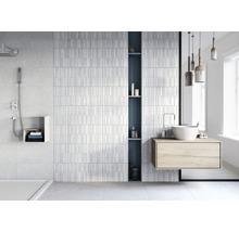 Modernes Badezimmer mit Dusche, Waschtisch und Wandfliesen in Steinoptik