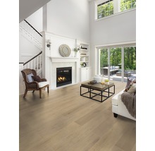 Heller Wohnraum mit Holzboden, Kamin und Treppe