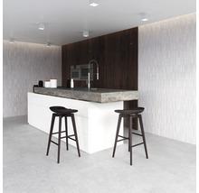 Moderne Küche mit Kochinsel, Barhockern und Wandfliesen