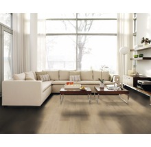 Heller Wohnraum mit Laminatboden, Ecksofa und Couchtischen