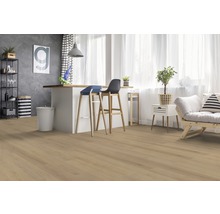 Heller Wohnraum mit Bodenbelag in Holzoptik, Kücheninsel und Sitzgelegenheiten