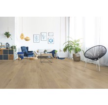 Heller Wohnraum mit Laminatboden, Sofa, Sessel und Dekorationen.