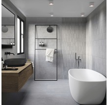 Modernes Badezimmer mit freistehender Badewanne, Waschtisch mit Aufsatzwaschbecken und Handtuchhalter